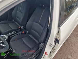 Używane Fotel lewy Mazda 2 (DJ/DL) 1.5 SkyActiv-G 90 M Hybrid Cena na żądanie oferowane przez Kleine Staarman B.V. Autodemontage