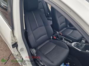 Gebrauchte Sitz rechts Mazda 2 (DJ/DL) 1.5 SkyActiv-G 90 M Hybrid Preis auf Anfrage angeboten von Kleine Staarman B.V. Autodemontage