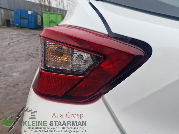 Rücklicht links van een Nissan Micra (K14) 0.9 IG-T 12V 2017