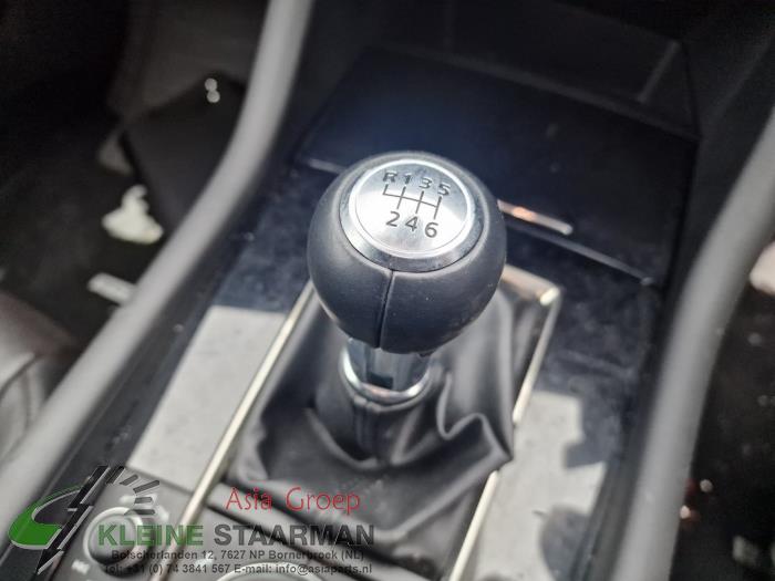 Pommeau levier de vitesse d'un Mazda 3 Sport (BP) 2.0 SkyActiv-X M Hybrid 16V 2021