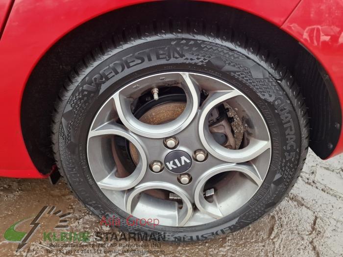 Llanta y neumático de un Kia Picanto (TA) 1.0 12V 2015