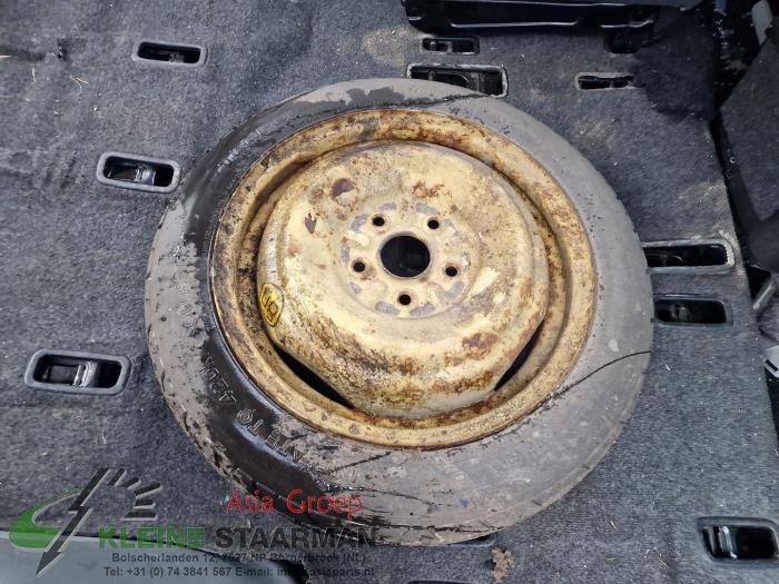 Spare wheel from a Toyota Avensis Verso (M20) 2.0 16V VVT-i D-4 2003