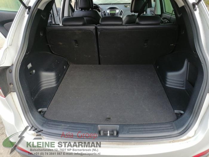 Floor panel load area from a Hyundai iX35 (LM) 2.0 16V 4x4 2011