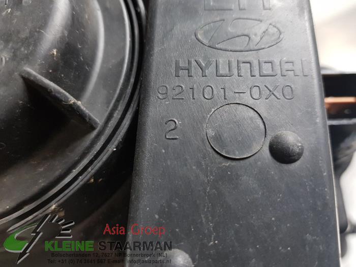Scheinwerfer links van een Hyundai i10 (F5) 1.1i 12V 2010