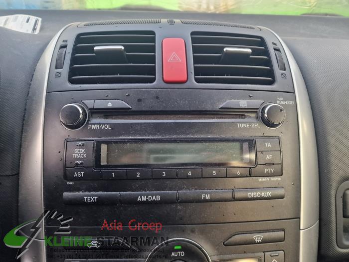 Radio CD player from a Toyota Auris (E15) 1.8 16V HSD Full Hybrid 2011