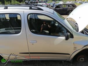 Used Door window 4-door, front right Toyota Yaris Verso (P2) 1.5 16V Price on request offered by Kleine Staarman B.V. Autodemontage