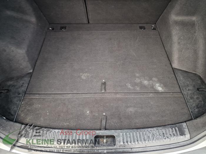 Plaque sol coffre d'un Kia Cee'd Sporty Wagon (EDF) 1.4 16V 2010