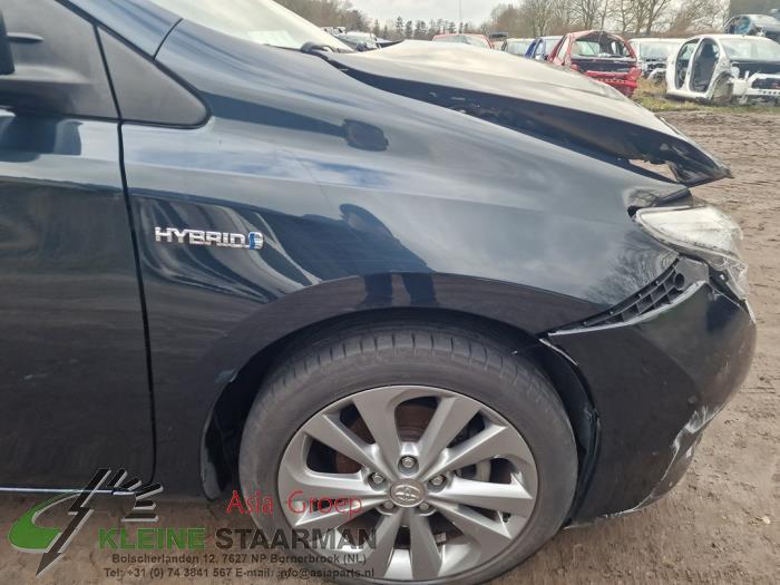 Front wing, right from a Toyota Auris (E18) 1.8 16V Hybrid 2014