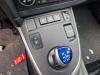 Zlacze AUX/USB z Toyota Auris (E18), 2012 / 2019 1.8 16V Hybrid, Hatchback, 4Dr, Elektryczne Benzyna, 1,798cc, 100kW (136pk), FWD, 2ZRFXE, 2012-10 / 2019-03, ZWE186L-DH; ZWE186R-DH 2014