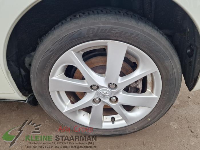 Felgen Set + Reifen van een Toyota Yaris III (P13) 1.5 16V Hybrid 2014
