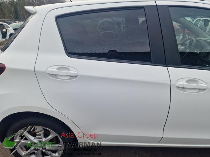 Rear door 4-door, right from a Toyota Yaris III (P13) 1.5 16V Hybrid 2015
