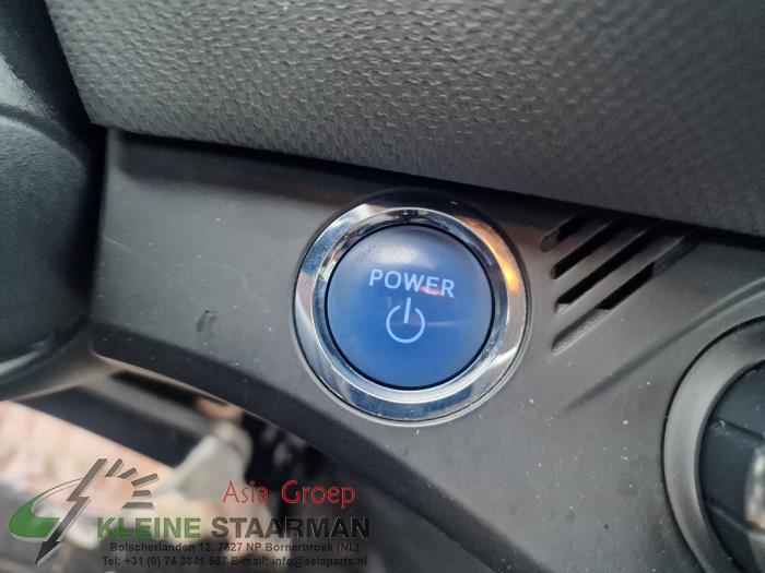 Ignition lock + computer from a Toyota Yaris III (P13) 1.5 16V Hybrid 2015