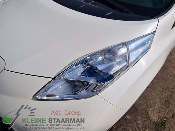 Headlight, left from a Nissan Leaf (ZE0) Leaf 2016