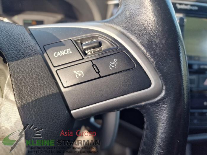 Steering wheel from a Mitsubishi Outlander (GF/GG) 2.0 16V PHEV 4x4 2015