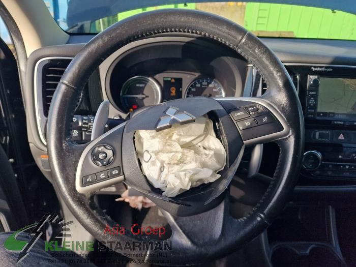 Steering wheel from a Mitsubishi Outlander (GF/GG) 2.0 16V PHEV 4x4 2015