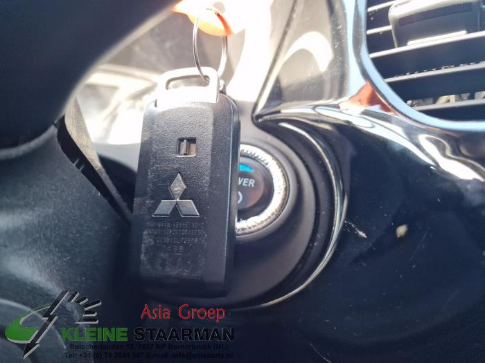 Ignition lock + computer from a Mitsubishi Outlander (GF/GG) 2.0 16V PHEV 4x4 2015
