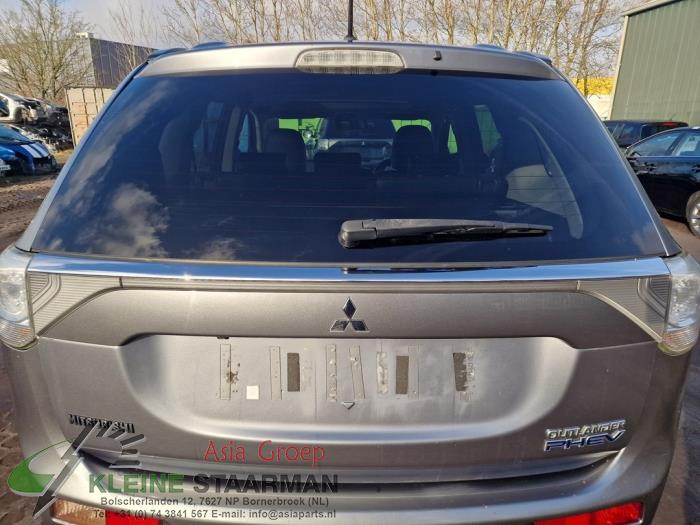 Réflecteur plaque arrière d'un Mitsubishi Outlander (GF/GG) 2.0 16V PHEV 4x4 2015