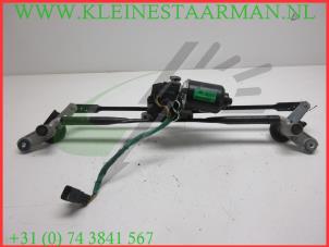 Used Wiper motor + mechanism Kia Soul I (AM) 1.6 CVVT 16V Price on request offered by Kleine Staarman B.V. Autodemontage