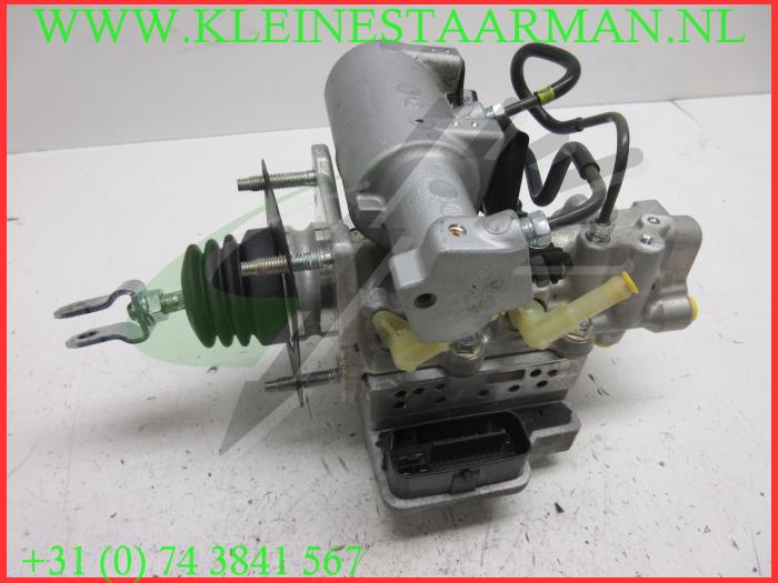ABS pump from a Toyota Yaris III (P13) 1.5 16V Hybrid 2015