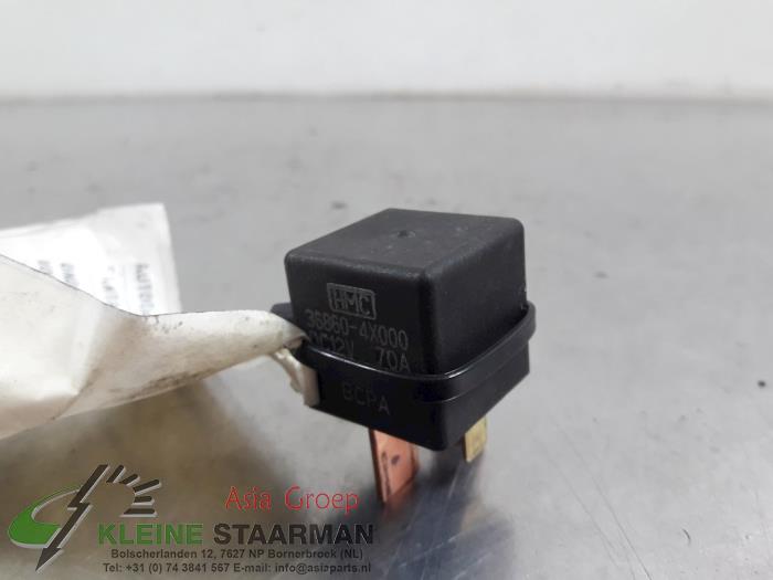 Glow plug relay Hyundai Santa Fe II 2.2 CRDi 16V 4x2 368604X000