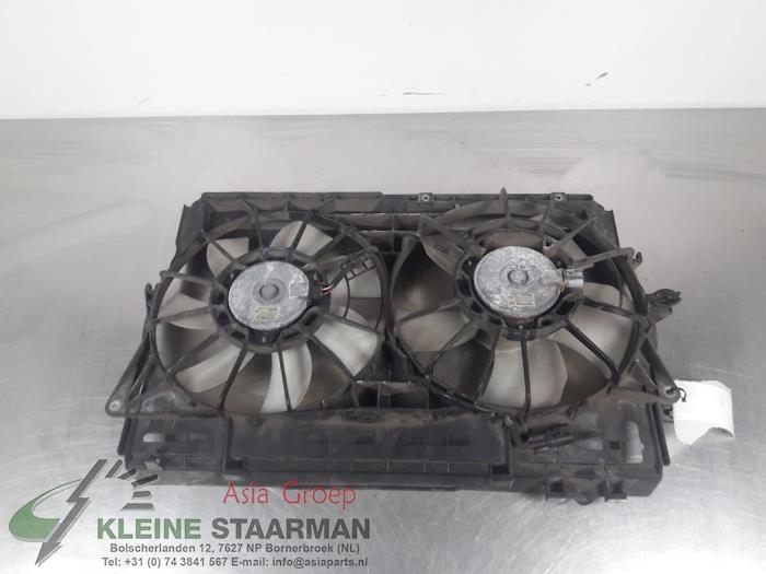 Cooling fan housing from a Toyota Corolla Verso (R10/11) 2.2 D-4D 16V Cat Clean Power 2006