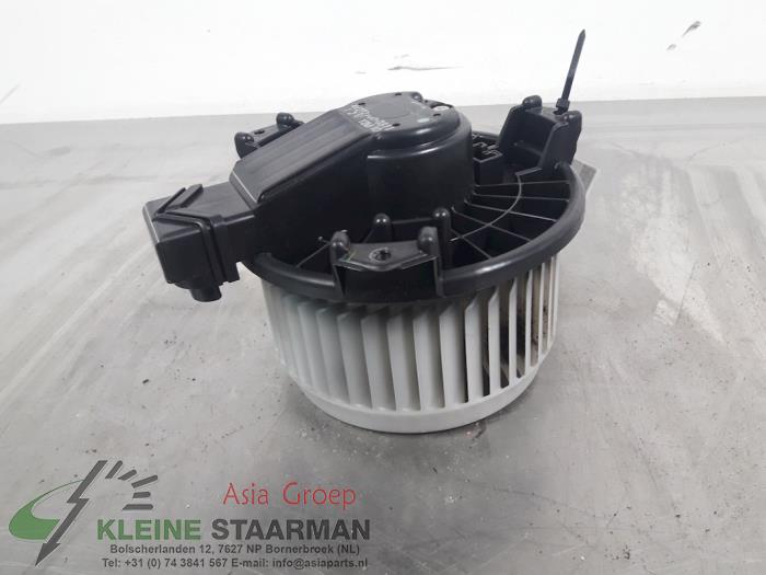 Heating and ventilation fan motor from a Suzuki SX4 (EY/GY) 1.6 16V 4x2 2011