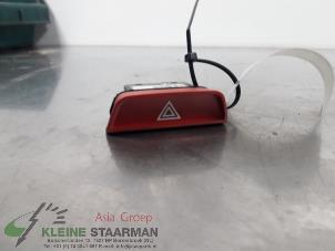 Używane Przelacznik swiatel awaryjnych Kia Sportage (SL) 2.0 CVVT 16V 4x2 Cena na żądanie oferowane przez Kleine Staarman B.V. Autodemontage