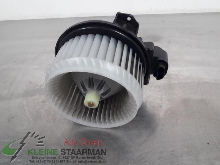 Motor de ventilador de calefactor de un Toyota Yaris III (P13) 1.5 16V Hybrid 2013