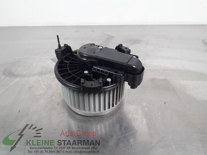 Heating and ventilation fan motor from a Toyota Yaris III (P13) 1.5 16V Hybrid 2013