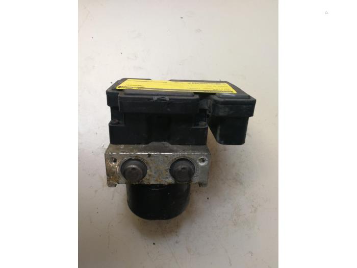 Begagnade ABS-pump Toyota Yaris II (P9) 1.0 12V VVT-i Pris € 82,28 Inklusive moms erbjuds av Autosloperij de Turk