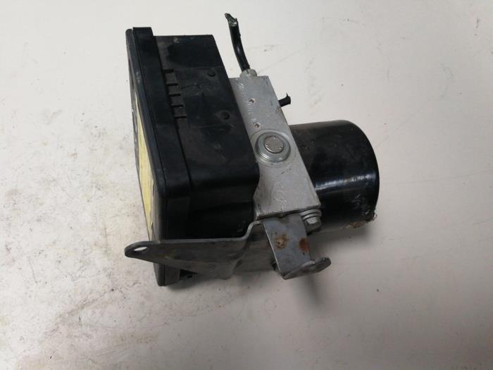 ABS pump from a BMW 3 serie (E90) 318d 16V 2009