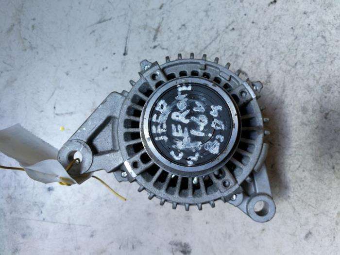 Begagnade Dynamo Jeep Cherokee/Liberty (KJ) 2.5 CRD 16V Pris € 54,45 Inklusive moms erbjuds av Autosloperij de Turk