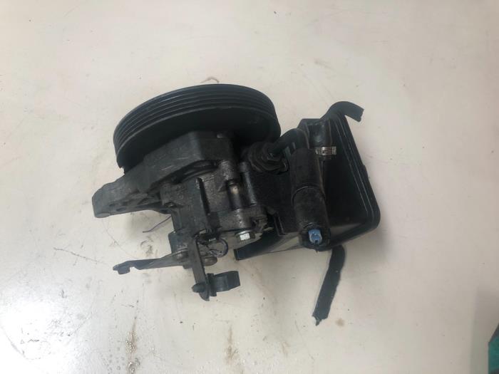 Power steering pump from a BMW 3 serie (E46/2) 330 Cd 24V 2003