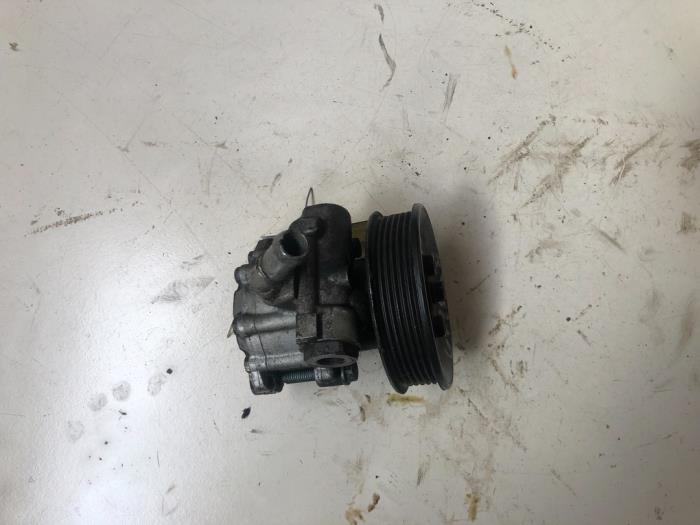 Power steering pump from a Ford Galaxy (WGR) 2.3i 16V 4x4 2004