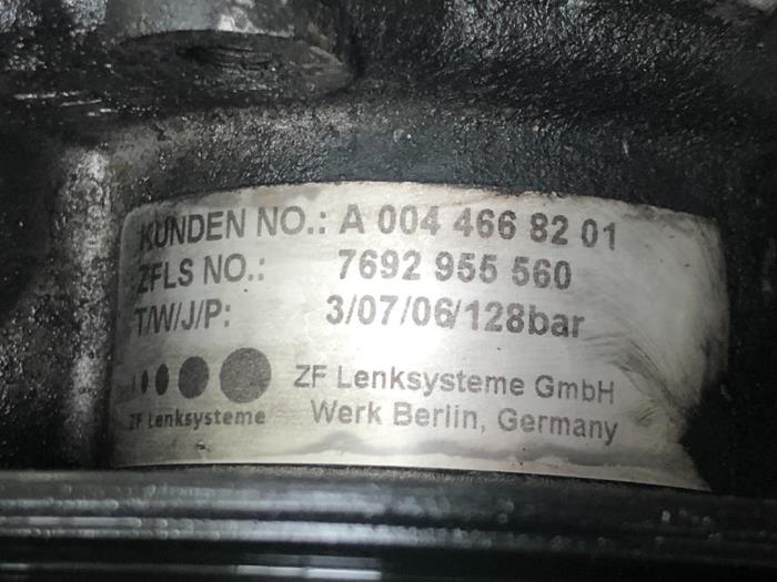Power steering pump from a Mercedes-Benz CLK (W209) 3.2 320 CDI V6 24V 2007