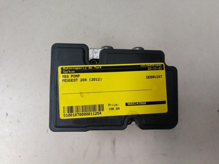 Begagnade ABS-pump Peugeot 208 Pris € 36,30 Inklusive moms erbjuds av Autosloperij de Turk