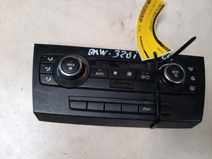 Heater control panel from a BMW 3 serie (E90) 316i 16V 2009