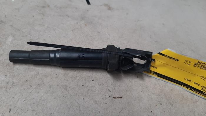 Ignition coil from a Peugeot 5008 I (0A/0E) 1.6 e-THP 165 16V 2013