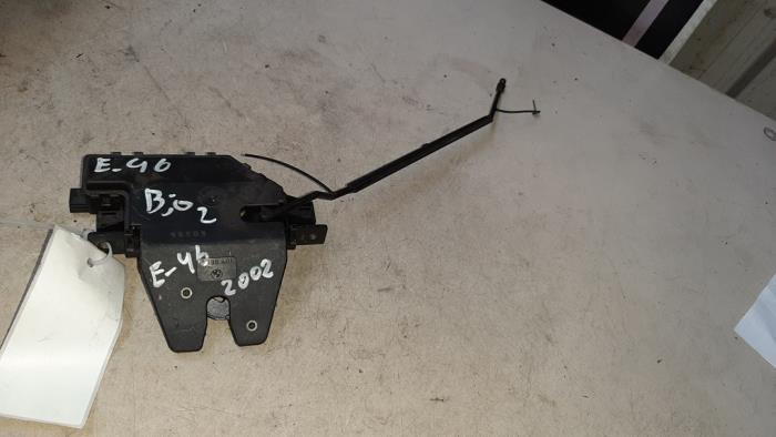 Tailgate lock mechanism from a BMW 3 serie (E46/4) 316i 16V 2002