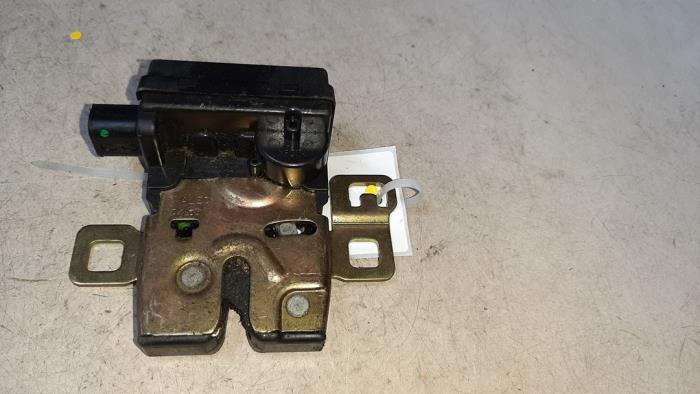 Tailgate lock mechanism from a MINI Clubman (R55) 1.4 16V One 2007