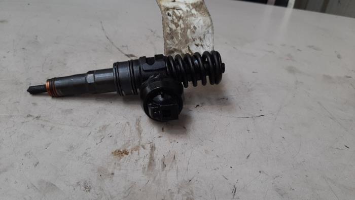 Injector (diesel) from a Audi A3 (8P1) 1.9 TDI 2009