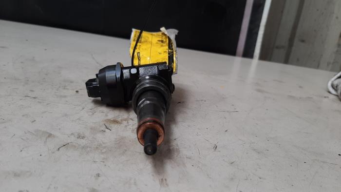 Injector (diesel) from a Audi A3 (8P1) 1.9 TDI 2009