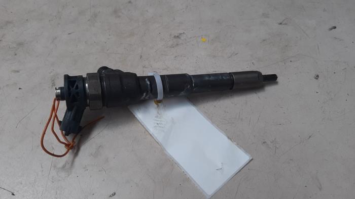 Injector (diesel) from a Mercedes-Benz Citan (415.7) 1.5 108 CDI Crewbus 2013