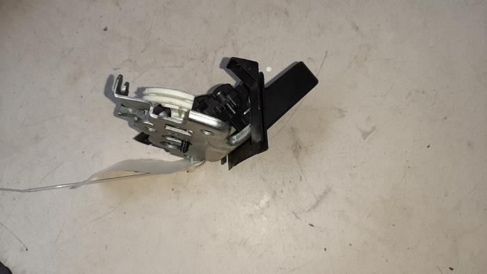 Tailgate lock mechanism from a Skoda Superb (3TAA) 1.9 TDI 2010