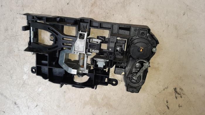 Ignition lock + computer from a BMW 5 serie (F10) 520d 16V Performance Power Kit 2011
