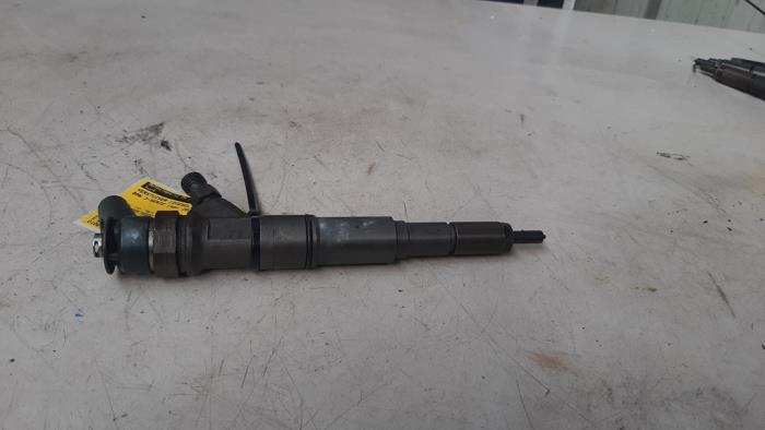 Injector (diesel) from a BMW 3 serie (E90) 318d 16V 2010