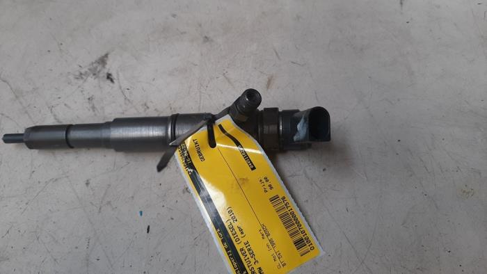 Injector (diesel) from a BMW 3 serie (E90) 318d 16V 2010