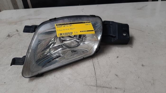 Fog light, front right from a Peugeot 308 (4A/C) 1.6 HDi 16V FAP 2011