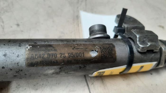 Fuel injector nozzle from a Mercedes-Benz ML II (164/4JG) 3.0 ML-280 CDI 4-Matic V6 24V 2007
