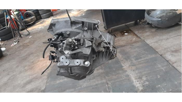Gearbox from a Opel Insignia Country Tourer 2.0 CDTI 16V 130 ecoFLEX 2012